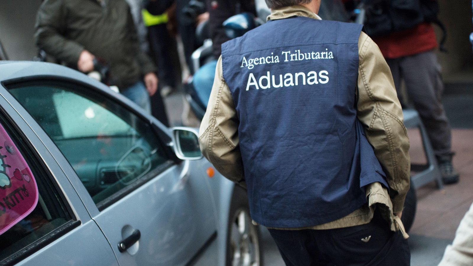 Foto: Agentes de Aduanas registran el domicilio de Rodrigo Rato. (P. López Learte)