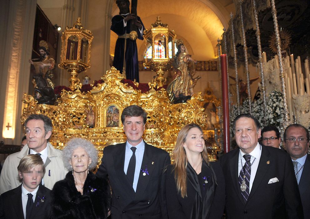 Foto: La familia Alba cumpliendo un año más con su compromiso con la Hermandad de Los Gitanos