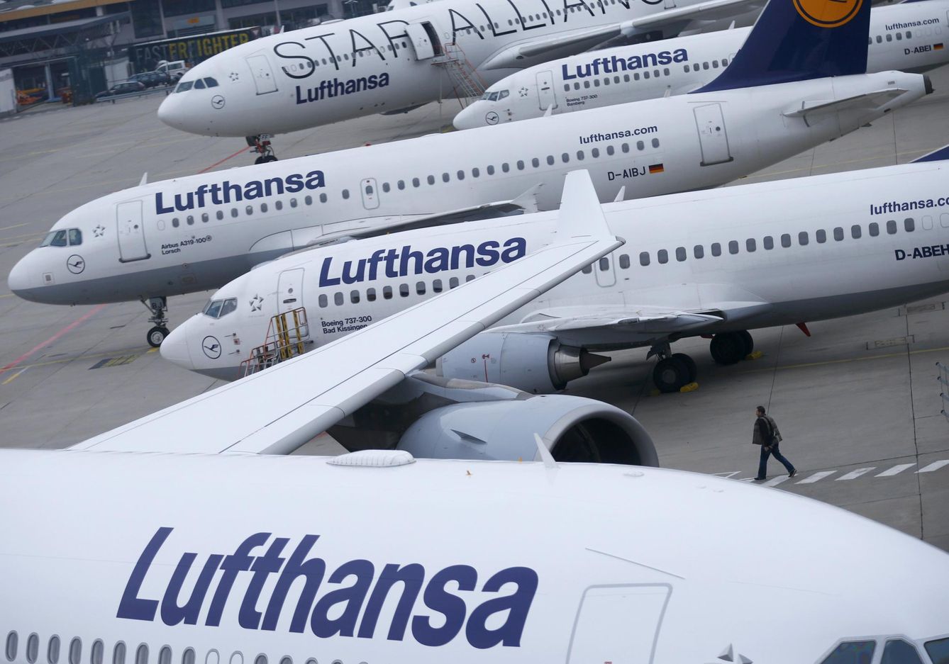 Imagen de archivo de aviones de Lufthansa aparcados en el aeropuerto de Frankfurt. (Reuters)
