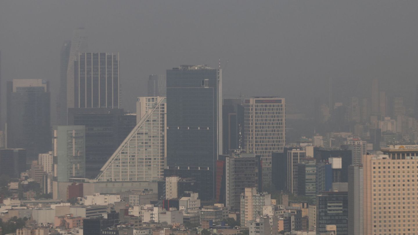 La contaminación por el intenso tráfico en Ciudad de México, en una imagen de mayo de 2017. (Reuters)