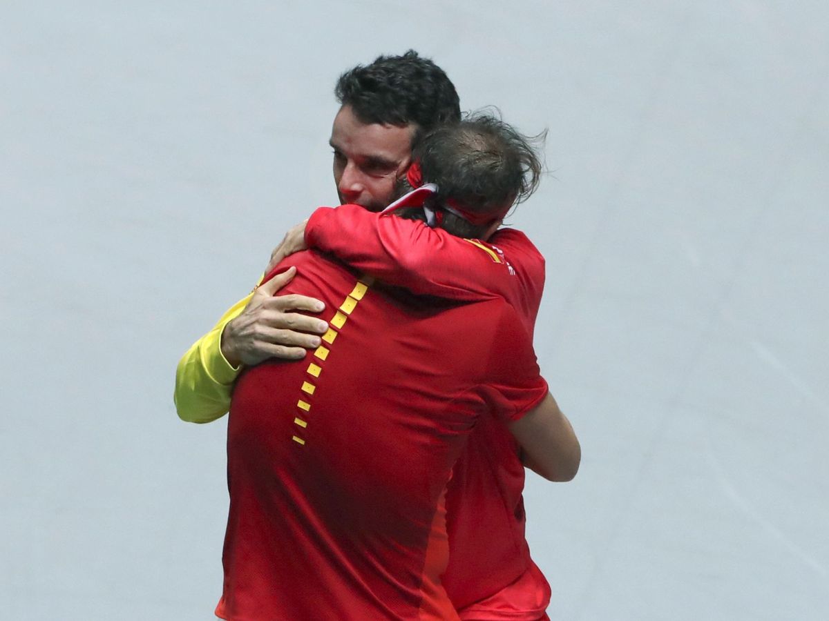 Foto: El abrazo entre Roberto Bautista (d) y Rafa Nadal tras la victoria de España en la Copa Davis. (EFE)