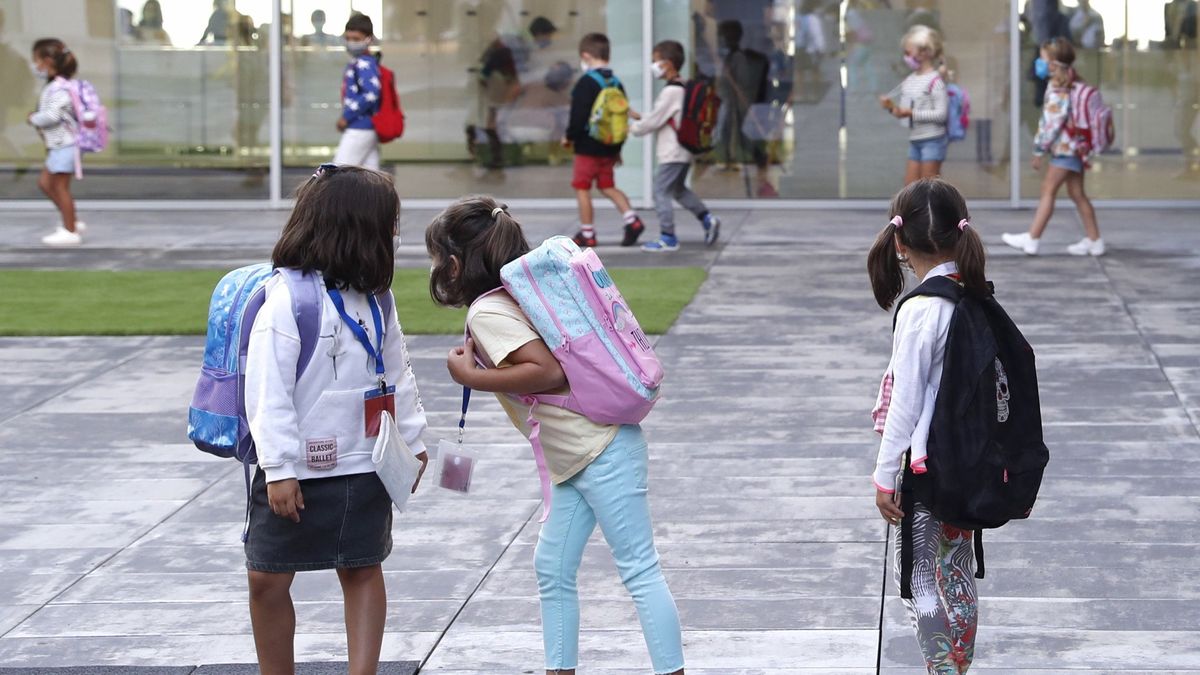 Los niños podrán estar sin mascarilla durante el patio del colegio a partir del jueves