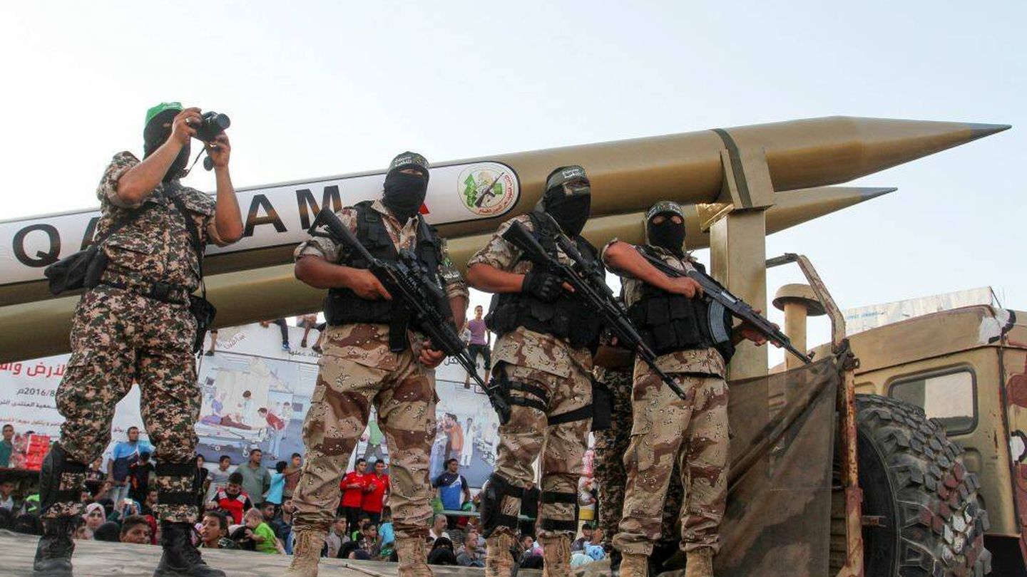 Milicianos de Hamás con lo que parecen cohetes Qassam 4. (Abed Rahim Khatib)
