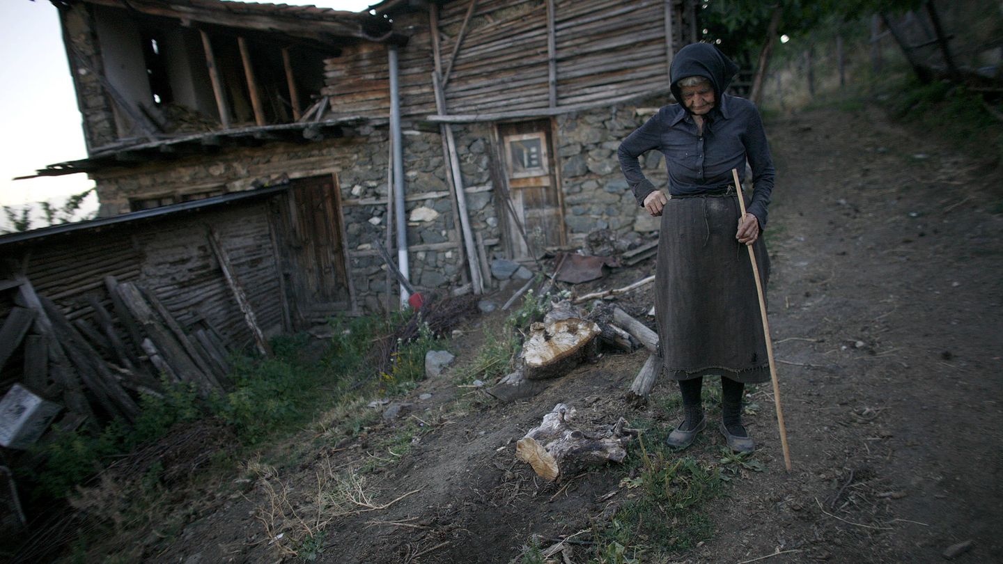 La anciana Ilinka Yaneva, de 83 años, frente a su casa en la aldea de Gorno Osenovo. (Reuters)