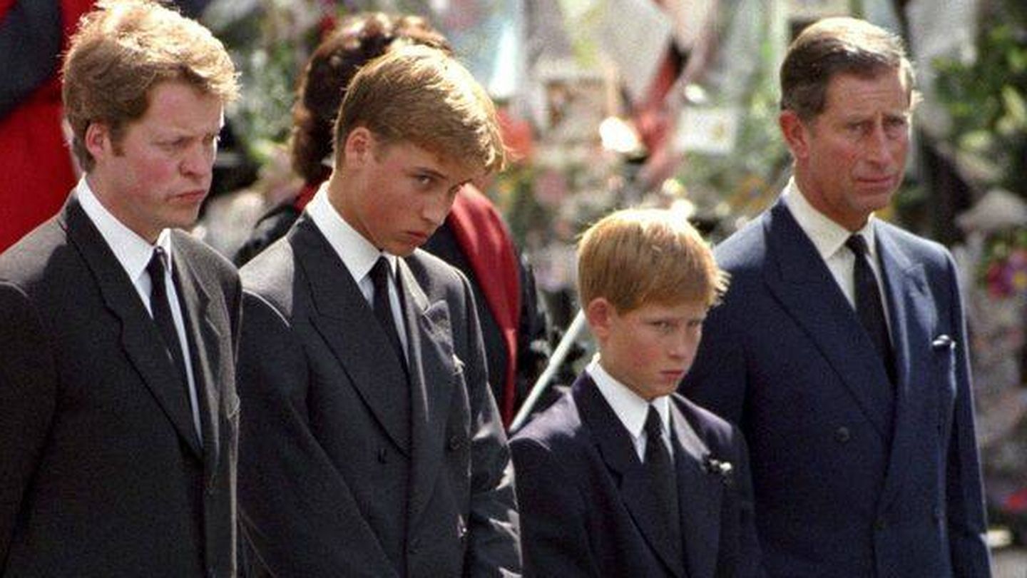  Charles Spencer, junto a Guillermo, Harry y Carlos en el funeral de Lady Di. (Getty)