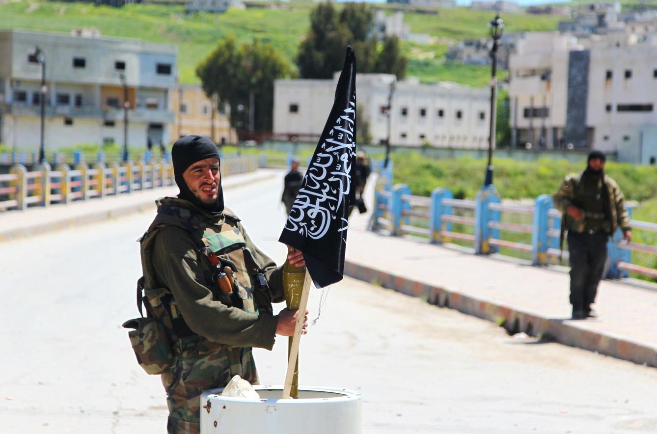 Un combatiente del Frente Al Nusra en Yisr Al Shugur, en el norte de Siria, en abril de 2015 (Reuters)