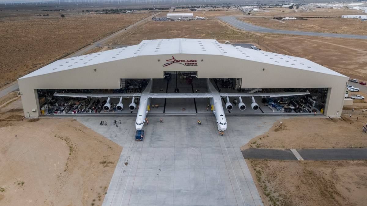 117 metros y 6 motores: el avión más grande del mundo muestra sus alas por primera vez