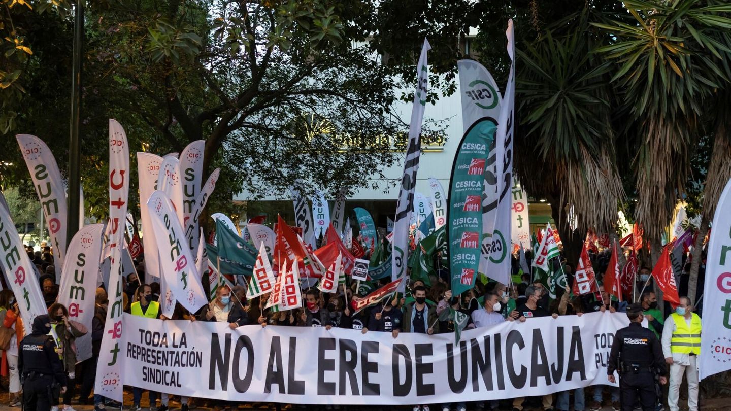 Manifestación contra el ERE de Unicaja en Málaga. (EFE/Carlos Díaz Martín)
