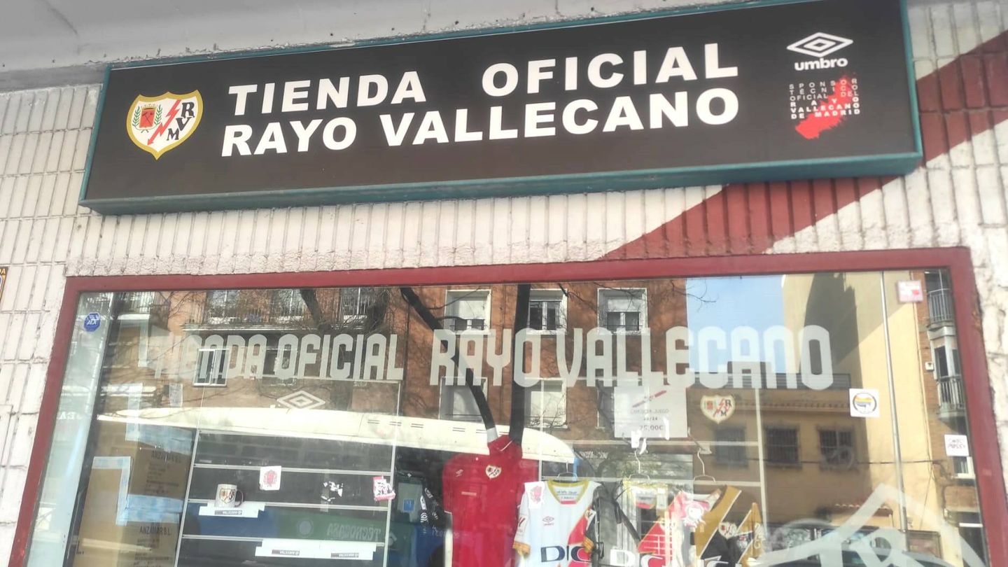 Una imagen de la tienda oficial del Rayo, en el estadio de Vallecas. (L.B.)