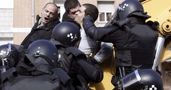Foto: Policías de las UCS, actuando en un desalojo en Madrid. (EFE)