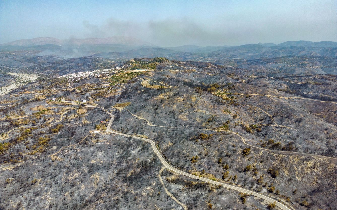 Vista aérea de la isla de Rodas (Grecia) tras el paso de las llamas. (Reuters/N.Economou)