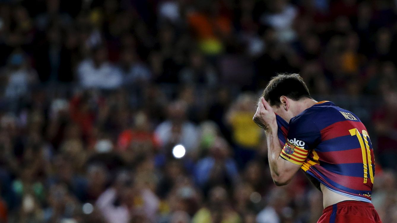 Foto: Messi se lamenta tras fallar otro penalti (Reuters).