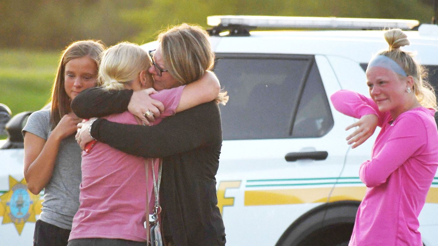 Abrazos y consuelo tras el tiroteo en Ames. (Reuters/Nirmalendu Majumdar)