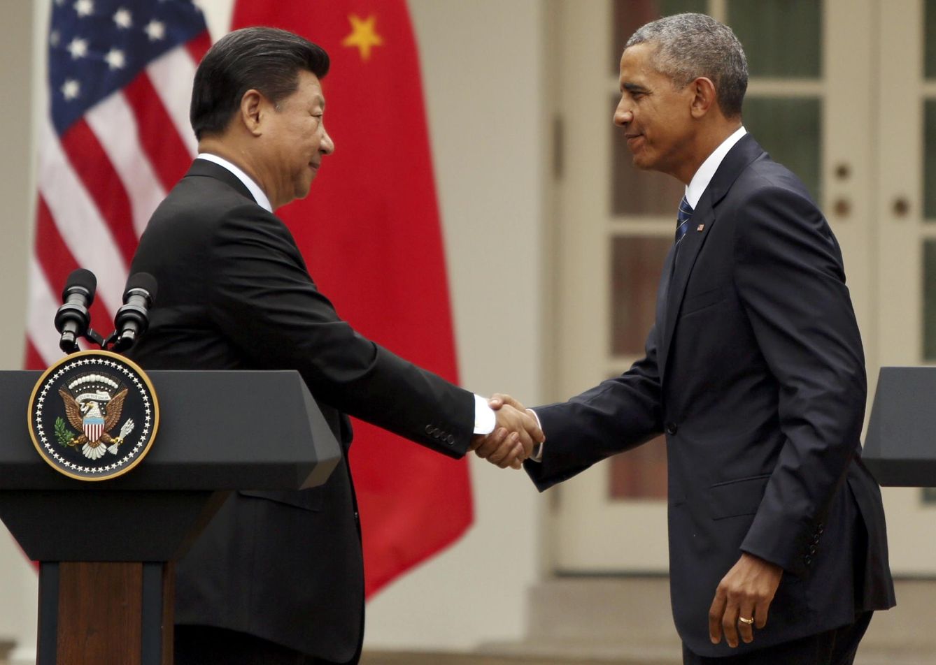 El presidente chino, Xi Jinping, y el estadounidense, Barack Obama, se estrechan la mano durante una conferencia de prensa en Washington. (Reuters)