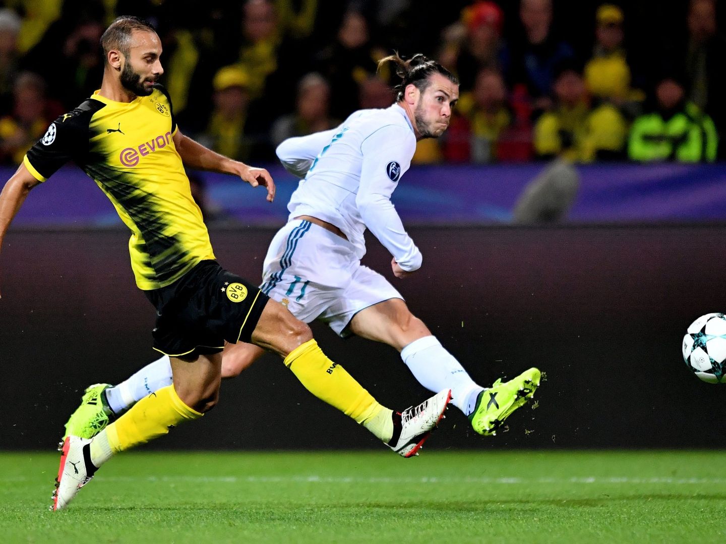 El remate de primeras de Bale al pase en profundidad de Modric será de los mejores goles de la Champions. (EFE)