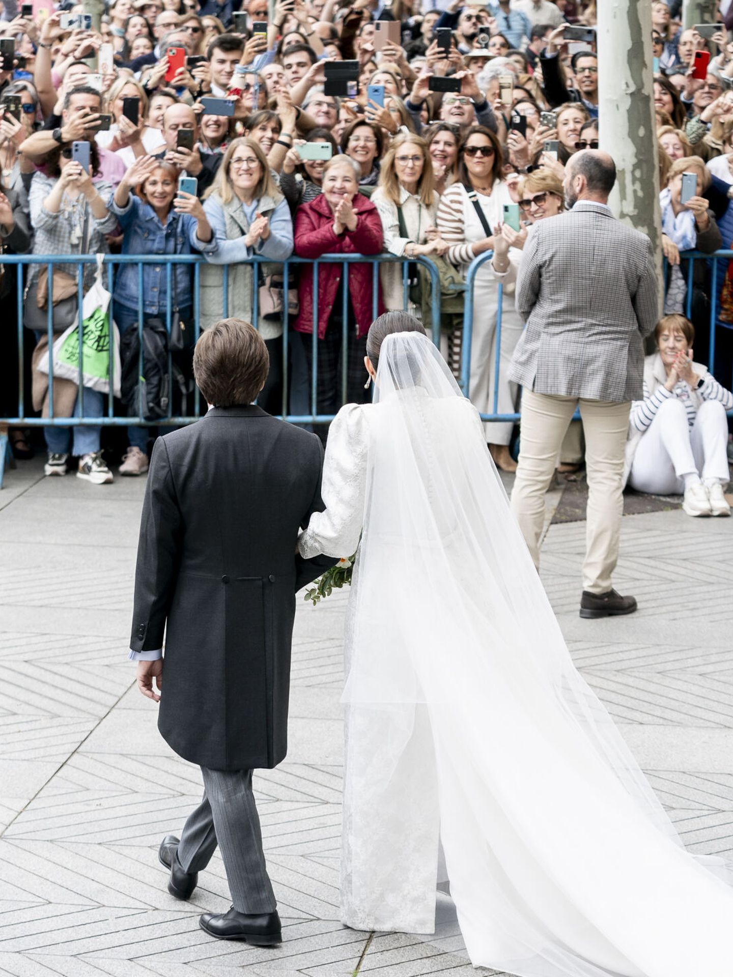 José Luis Martínez-Almeida y Teresa Urquijo salen de su boda en la parroquia San Francisco de Borja. (Europa Press)