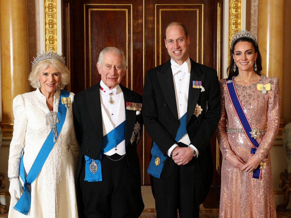 Foto: Sus Majestades los Reyes de Inglaterra y los príncipes de Gales en la tradicional cena de recepción diplomática. (Getty Images)