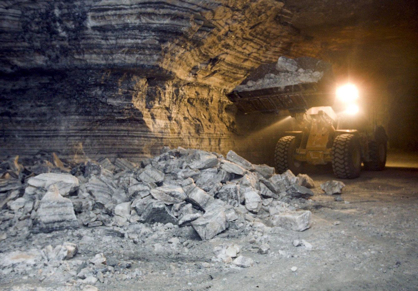 Una máquina trabaja en las minas de sal de Remolinos. (EFE)