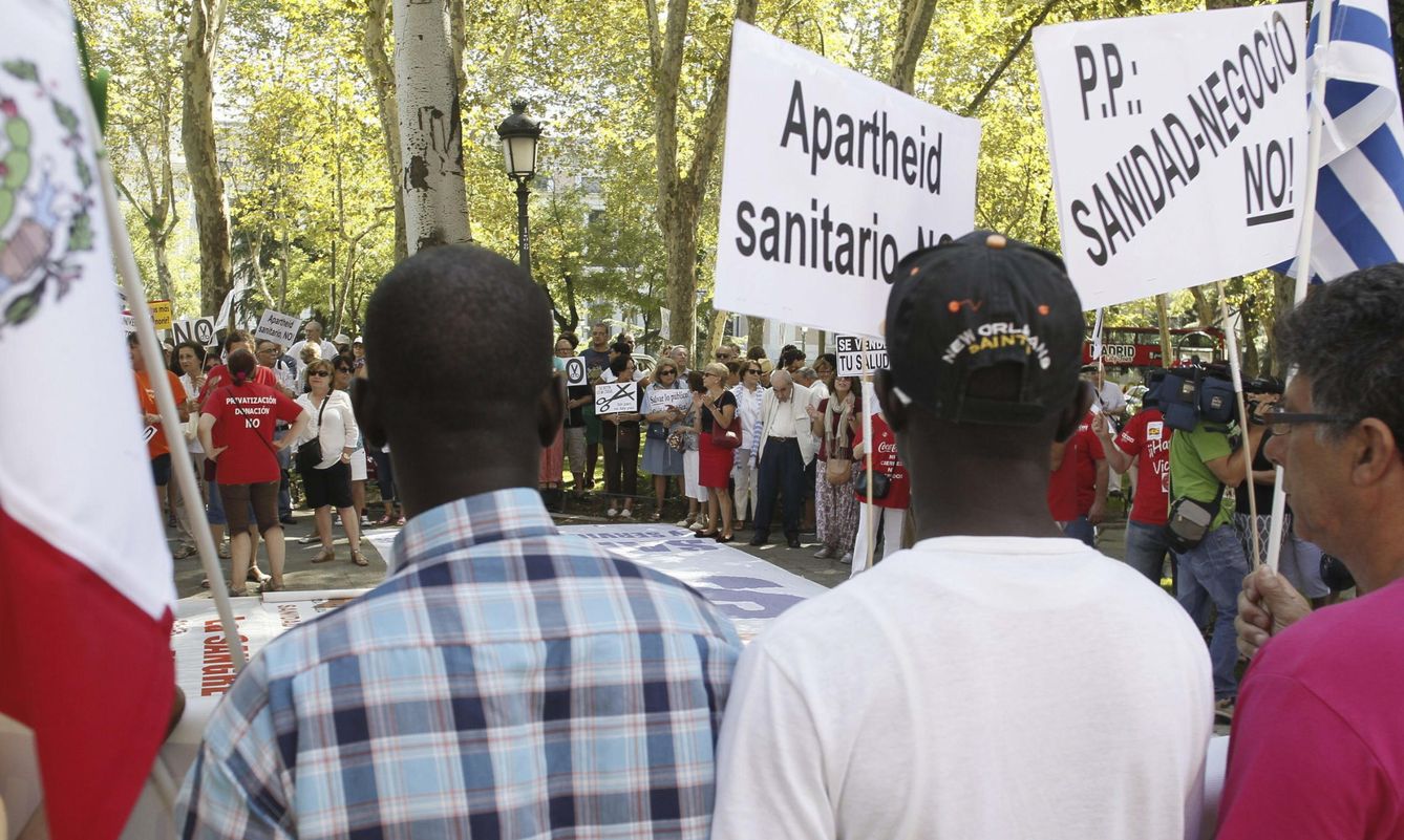 Integrantes de la Plataforma de Inmigrantes de Madrid en una manifestación de la Marea Blanca. (EFE)