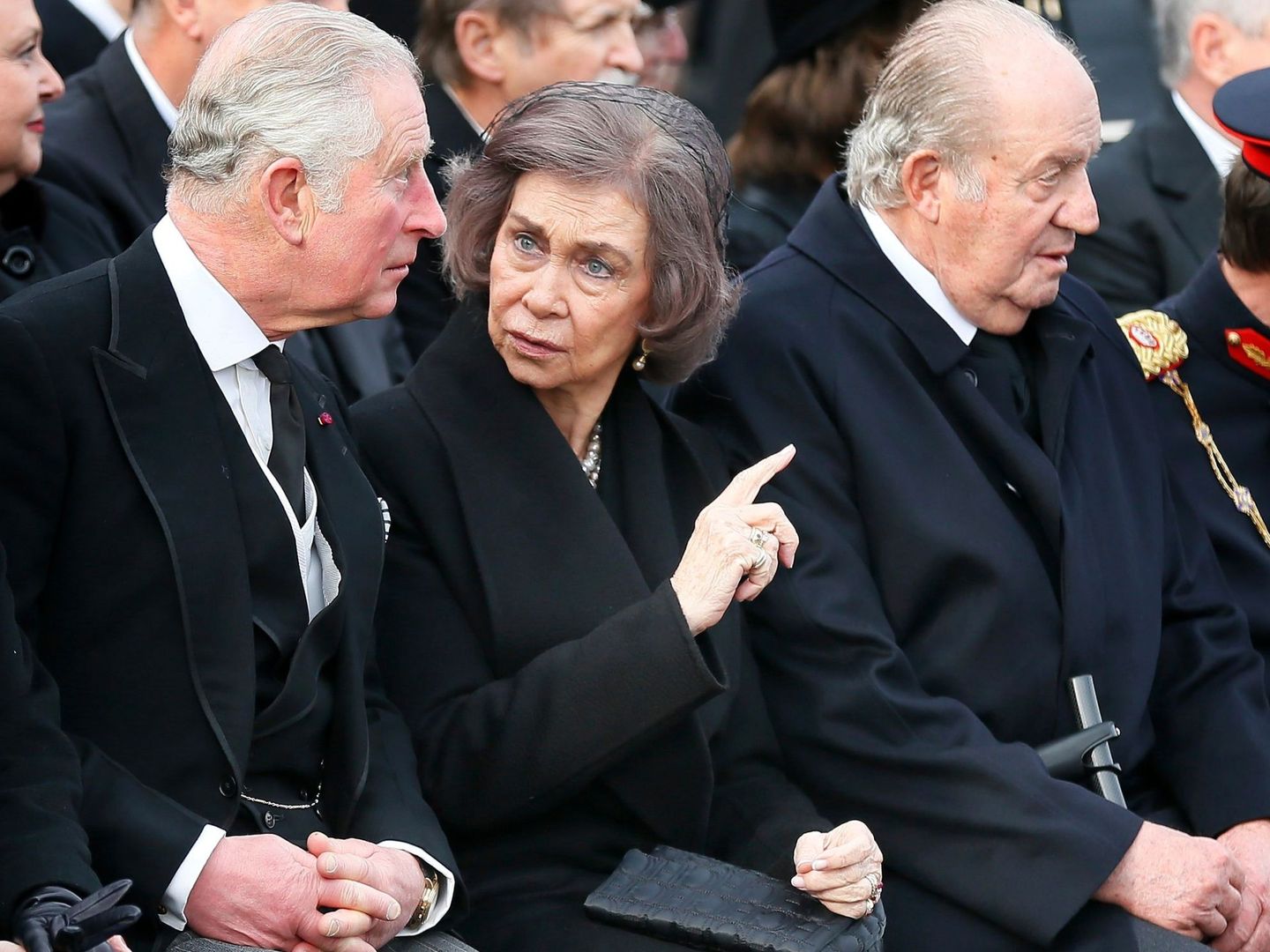Los Reyes eméritos con el príncipe Carlos, en el funeral de Miguel de Rumanía en diciembre de 2017. (EFE)
