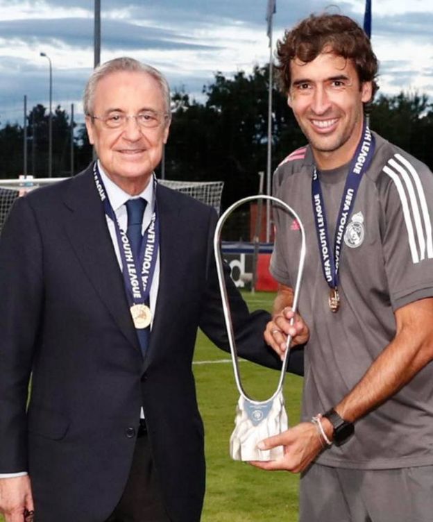 Foto: Florentino Pérez y Raúl posan con el trofeo de campeones de la Youth League. (realmadrid)