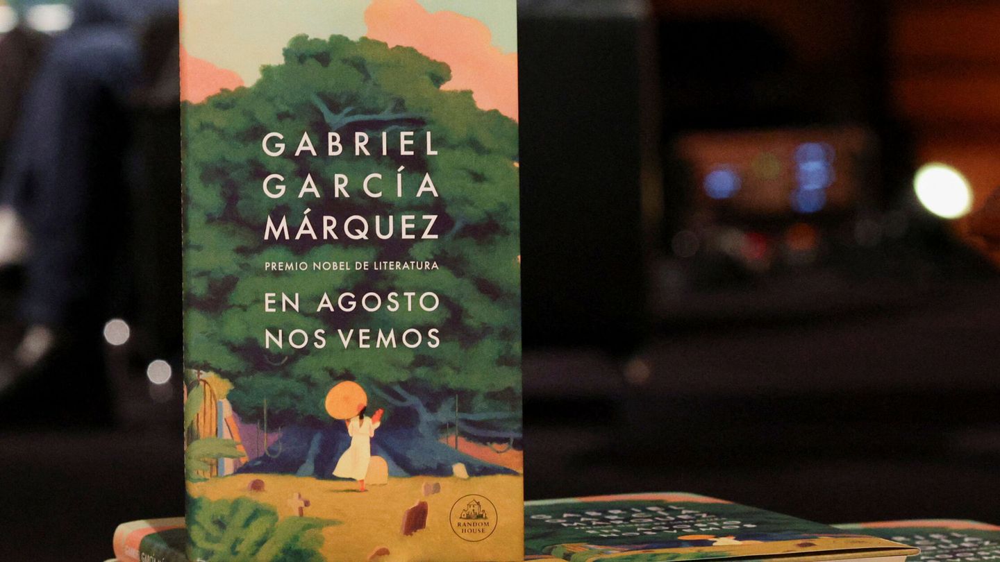 Copies de 'En agosto nos vemos' en Madrid. REUTERS Violeta Santos Moura