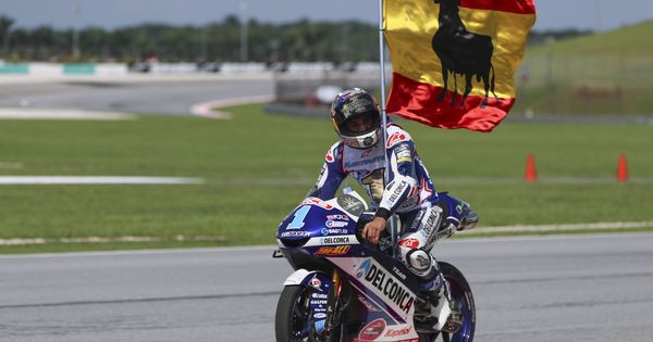 Foto: Jorge Martín celebra su título de Moto3 tras cruzar la meta en el Gran Premio de Malasia. (EFE)