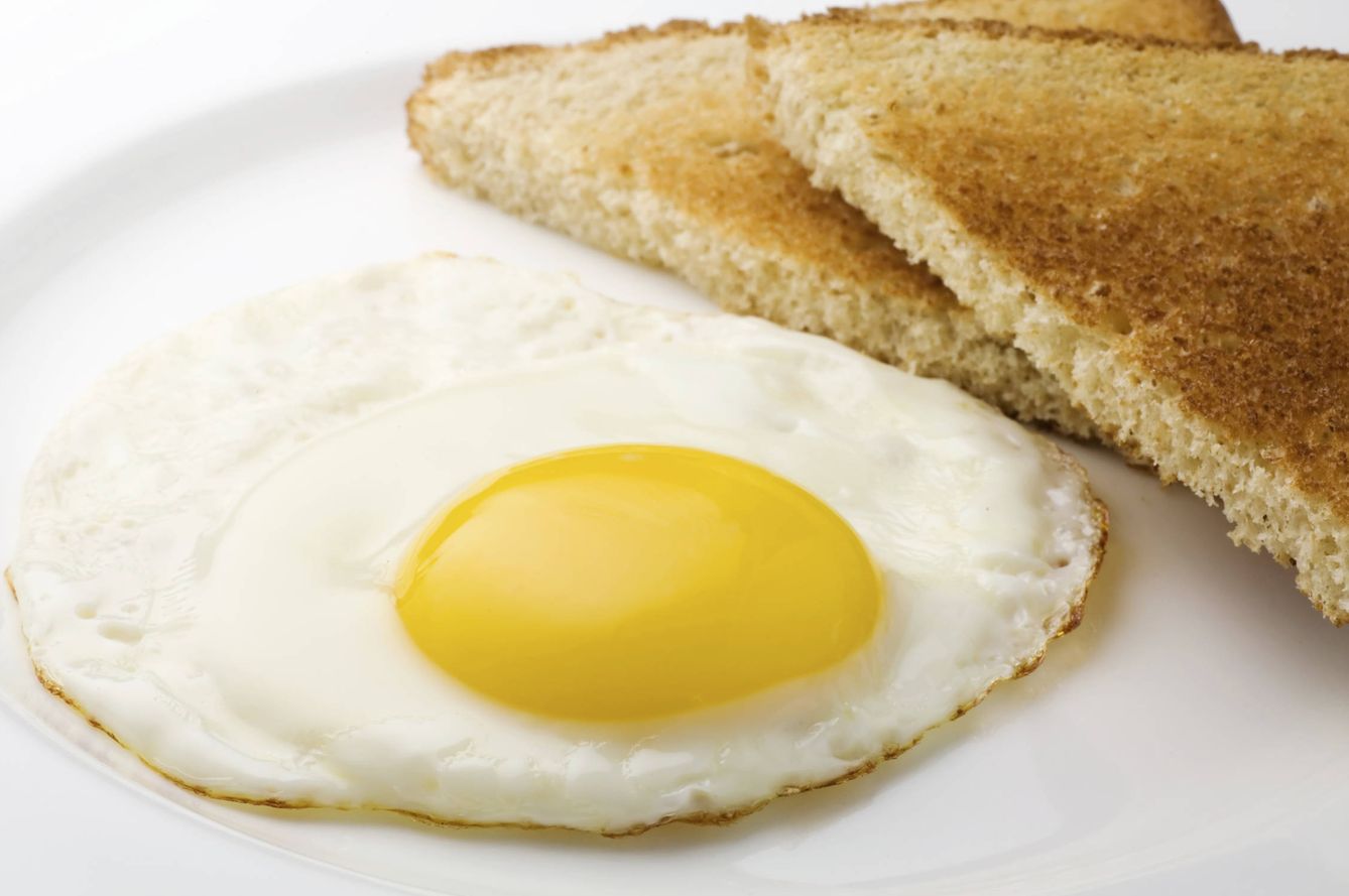 Es difícil intoxicarse con un huevo frito, en mayonesa no tanto. (iStock)