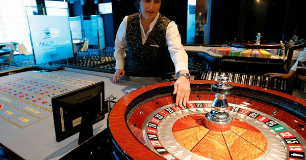 Foto: Una crupier prepara las ruletas del casino Cirsa de Valencia. (EFE)