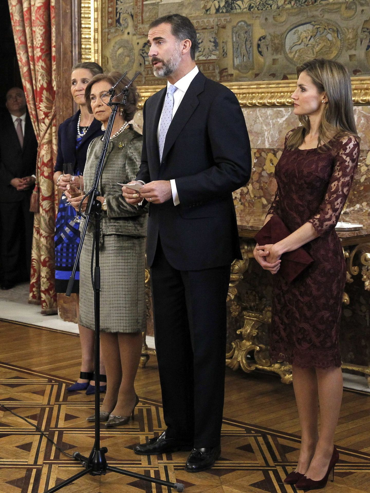 La infanta Elena, junto a la familia real en la recepción por el Día de la Fiesta Nacional. (EFE)