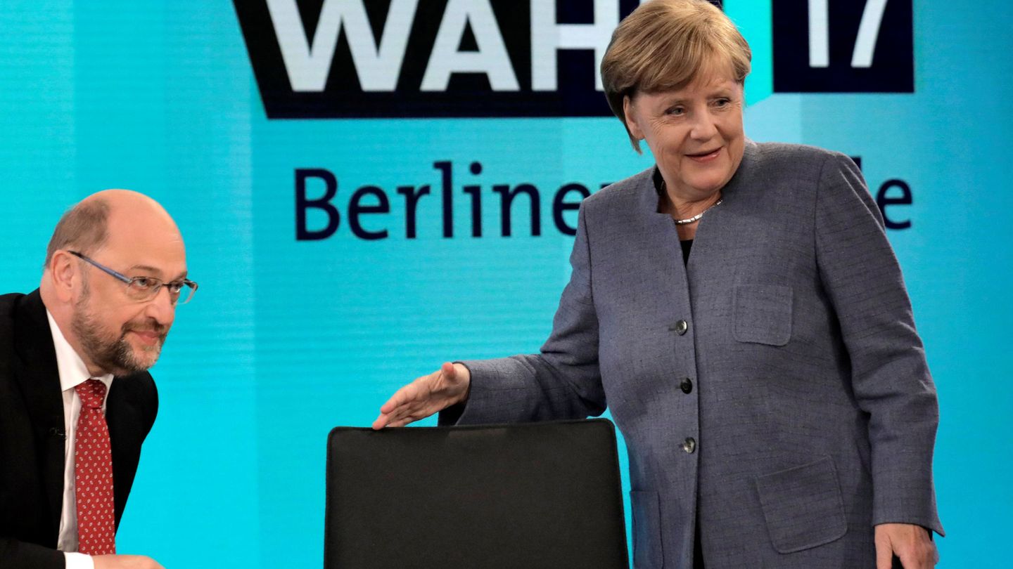 El líder del SPD, Martin Schulz, y la canciller Merkel, en debate tras conocerse los resultados, en Berlín. (Reuters)
