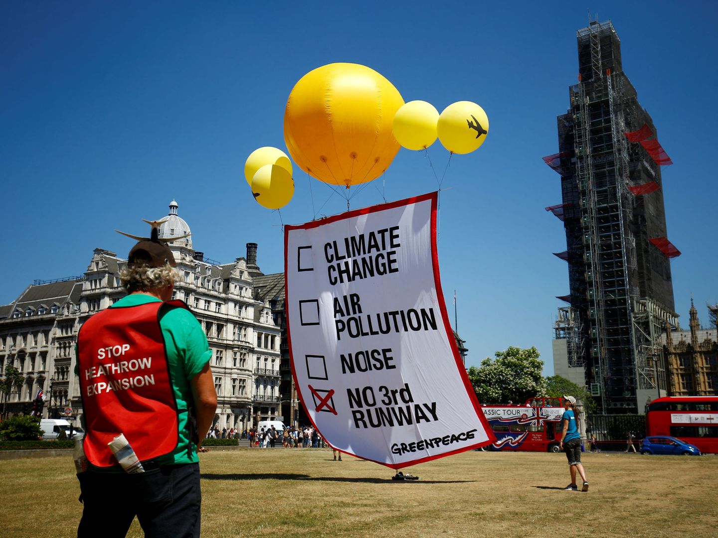 Protesta contra la ampliación de Heathrow ante el Parlamento británico, en Londres. (Reuters)