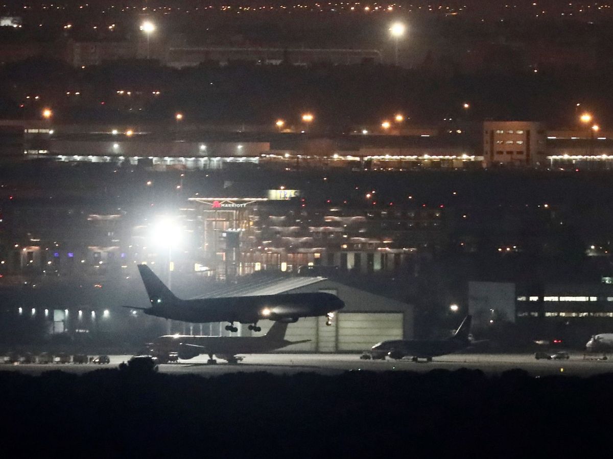 Foto: El avión de Air Canada, aterrizando sin problemas en el aeropuerto madrileño de Barajas. (EFE)