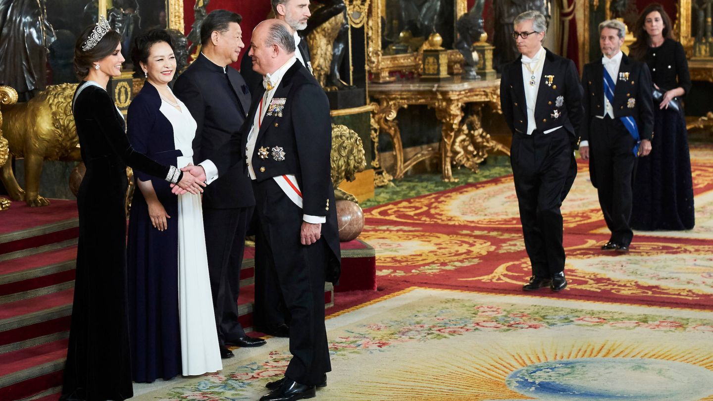 La Reina saluda a su secretario. (Limited Pictures)