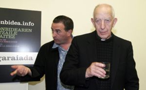 Batasuna declara persona ‘non grata’ al sacerdote irlandés Alec Reid por su afán de protagonismo