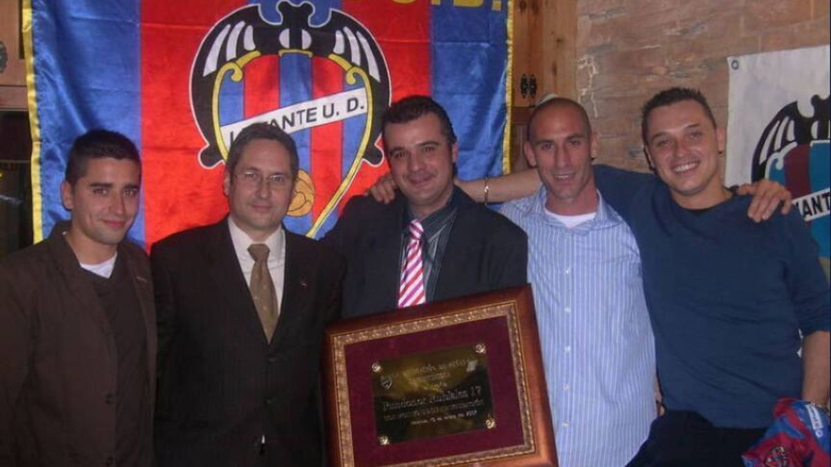 La peña del Levante UD que retiró el nombre de Rubiales se lo cambia por el de un histórico utillero