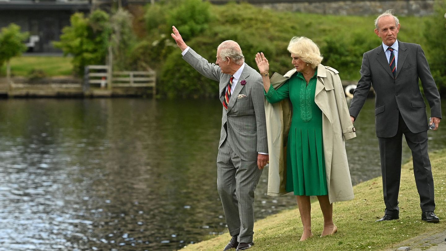 Los reyes de Inglaterra, durante una reciente visita a Irlanda del Norte. (Reuters)