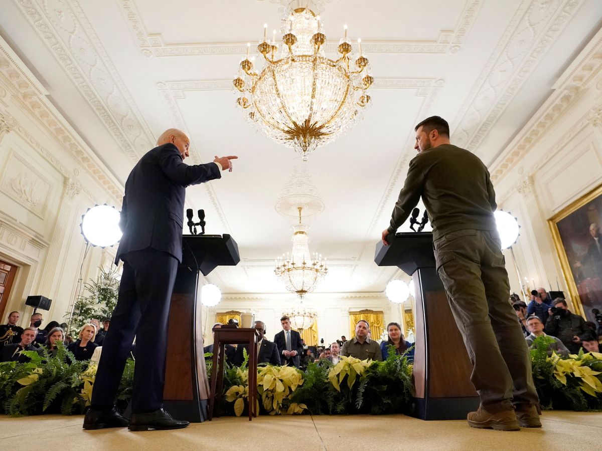 Foto: El presidente Biden da la bienvenida al presidente de Ucrania, Zelenski, en la Casa Blanca. (Reuters/Kevin Lamarque)