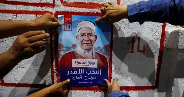 Foto: Cartel electoral del candidato islamista Abdelfattah Morou. (Reuters)