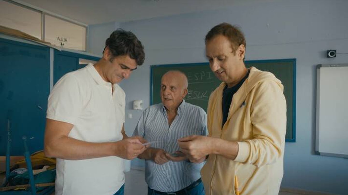 Jesulín de Ubrique junto a su profesor Don Tomás y Albert Espinosa. (Atresmedia)