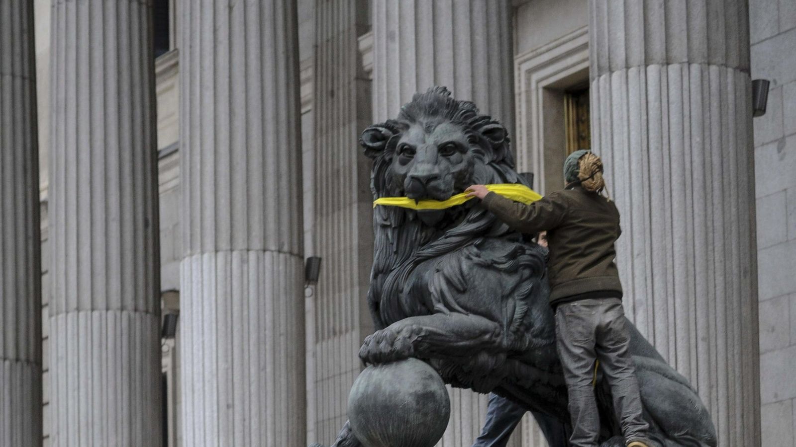 Foto: Greenpeace amordaza leones del Congreso para rechazar la nueva Ley de Seguridad