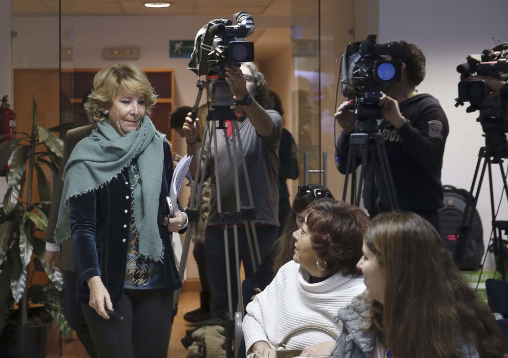 Foto: Esperanza Aguirre, antes de la rueda de prensa en la que se ofreció para liderar la lista de Madrid. (Efe)