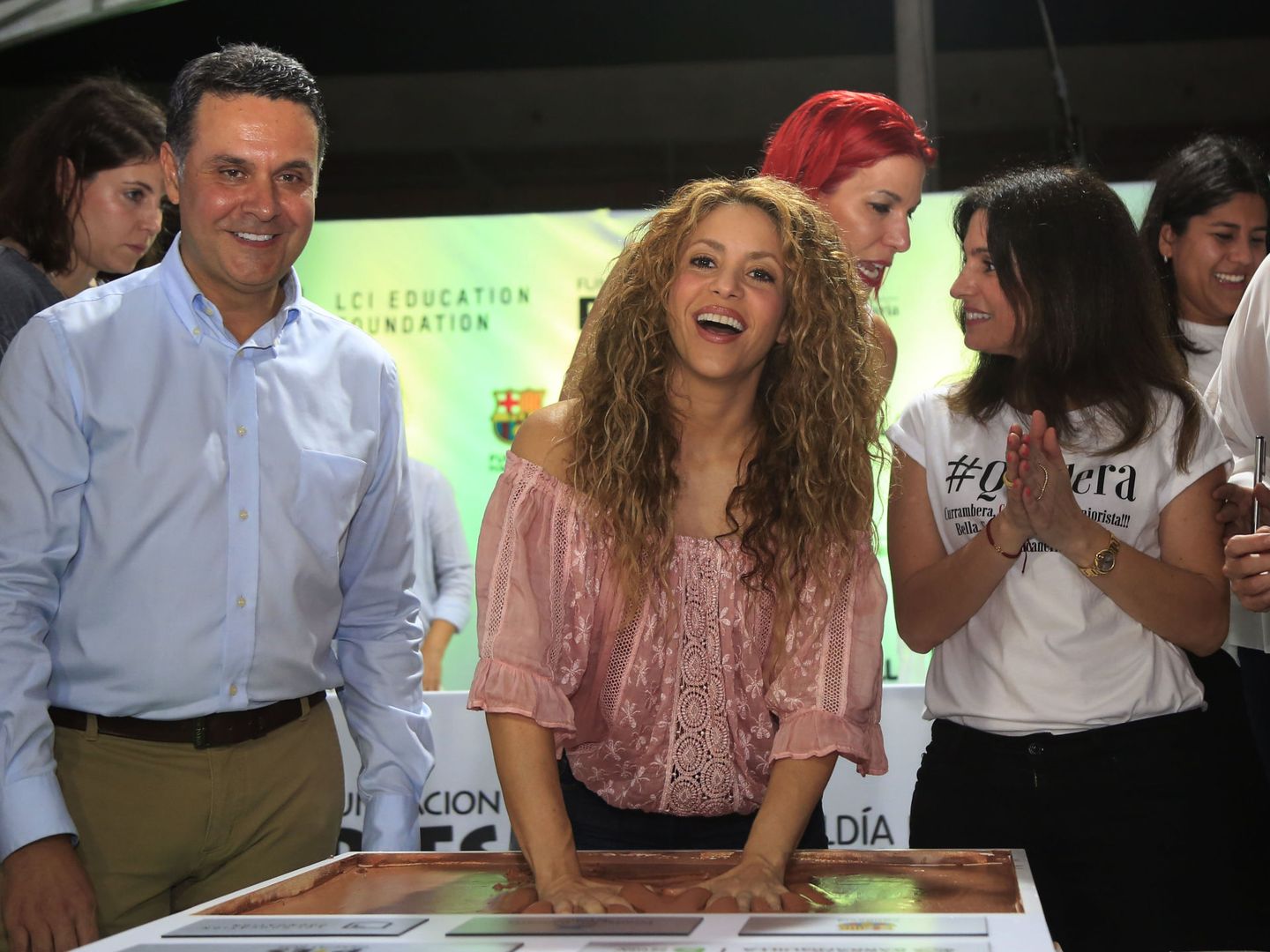 Shakira pone sus manos sobre una plancha de barro durante el acto de inauguración de la obra de su nuevo colegio.(EFE)