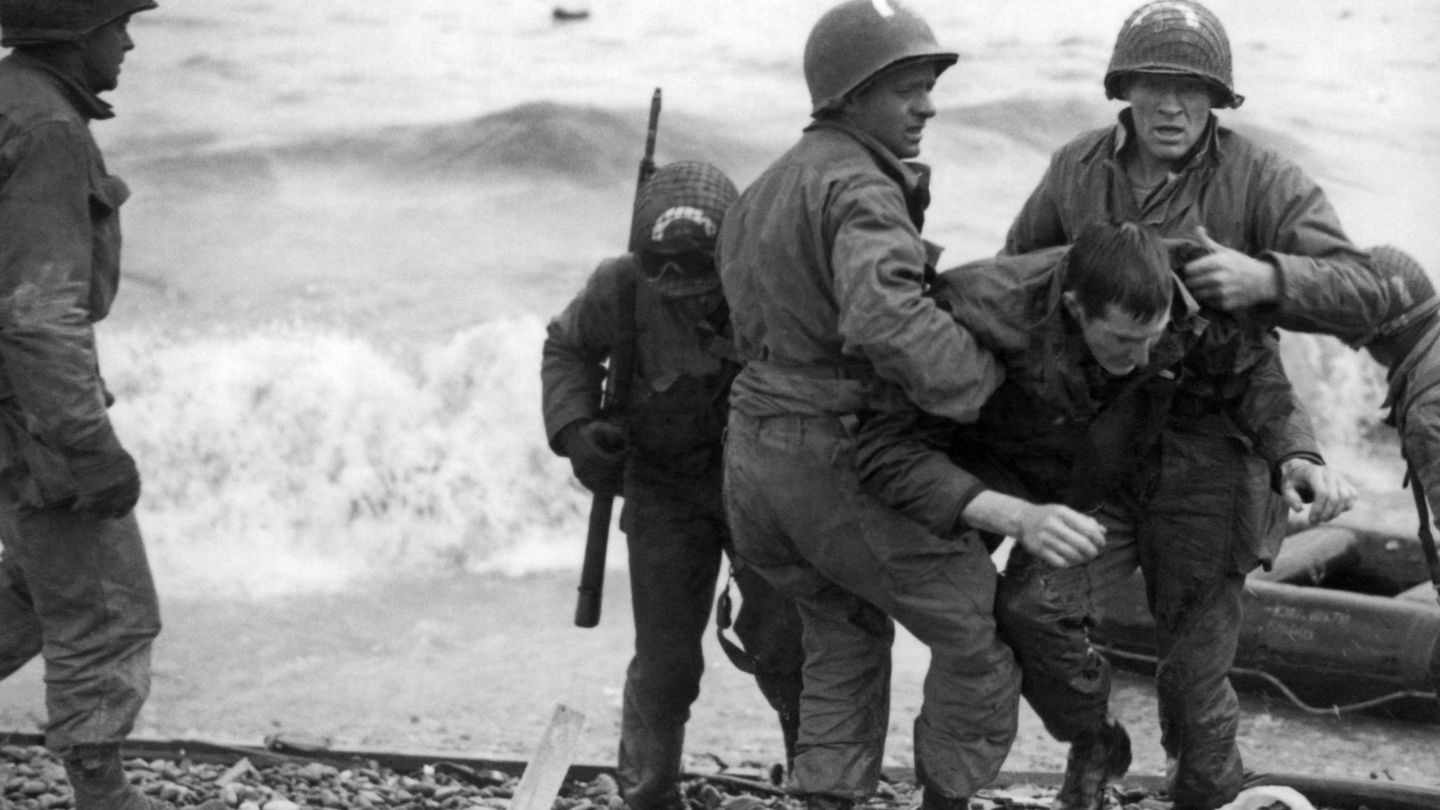 Soldados rescatados en la playa de Omaha. (Underwood Archives / The Image Works)