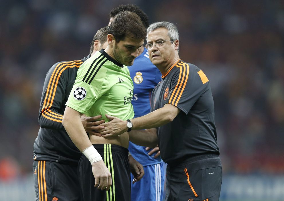 Foto: Casillas se retira del terreno de juego con molestias (Efe). 