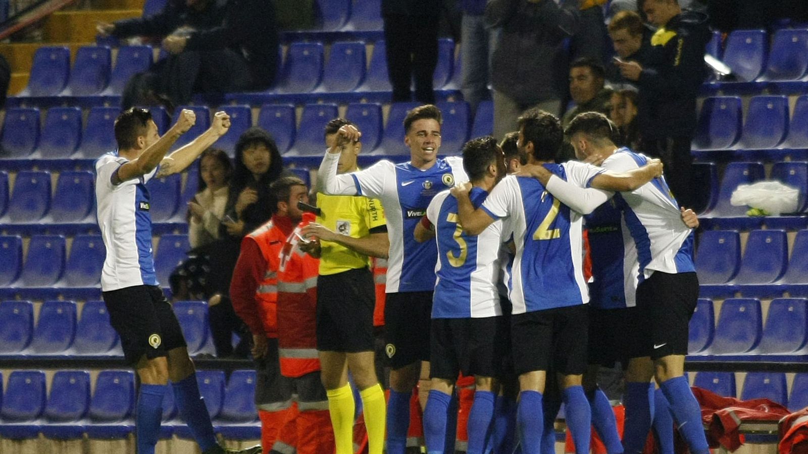 Foto: Los jugadores del Hércules celebran el gol que abrió el marcador. (EFE)