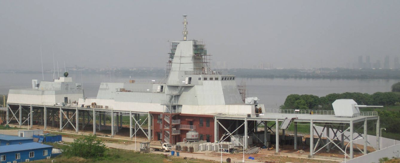 Imagen del crucero de combate chino Tipo 055 en construcción. 