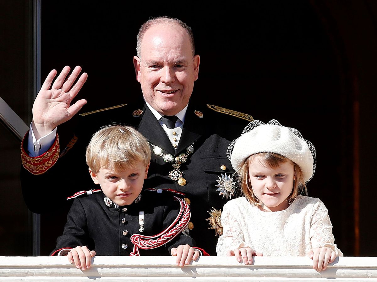 Foto: El príncipe Alberto y sus hijos, en las celebraciones del Día Nacional. (EFE/Sebastien Nogier)