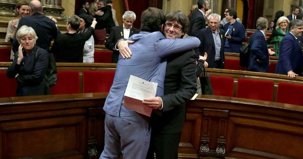 Foto: El Parlament declara la independencia de Cataluña (EFE)