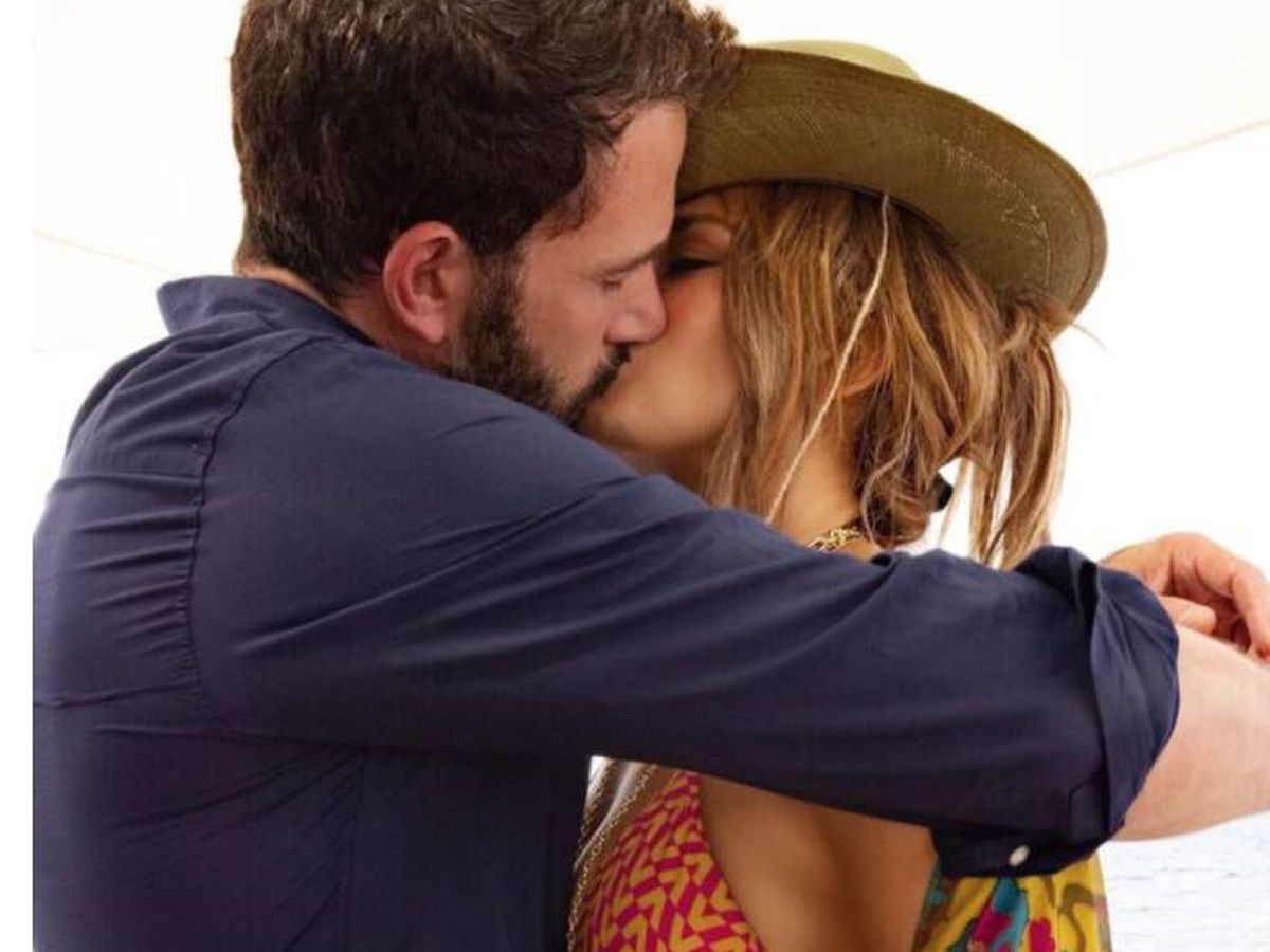 Foto: El esperado beso entre Ben Affleck y Jennifer Lopez hace explotar las redes. (Instagram @jlo)